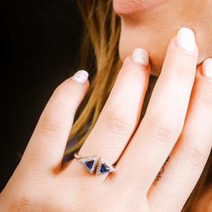 טבעת אלמנטים משולשים מנוגדים משובצים זירקונים כחולים