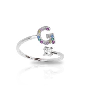 טבעת אות G משובצת זירקונים צבעוניים