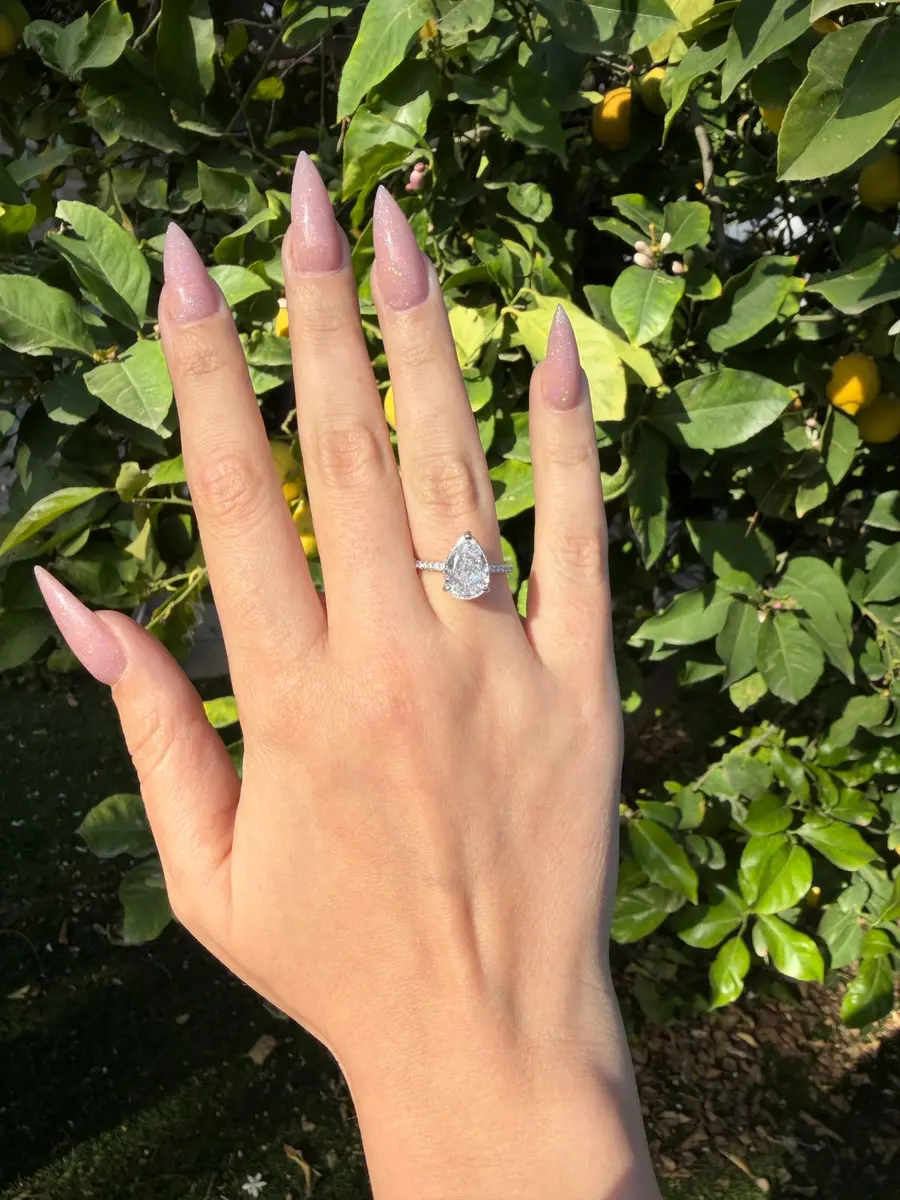 טבעת טיפה מכסף 925 משובצת זירקונים על יד של דוגמנית בטבע 3