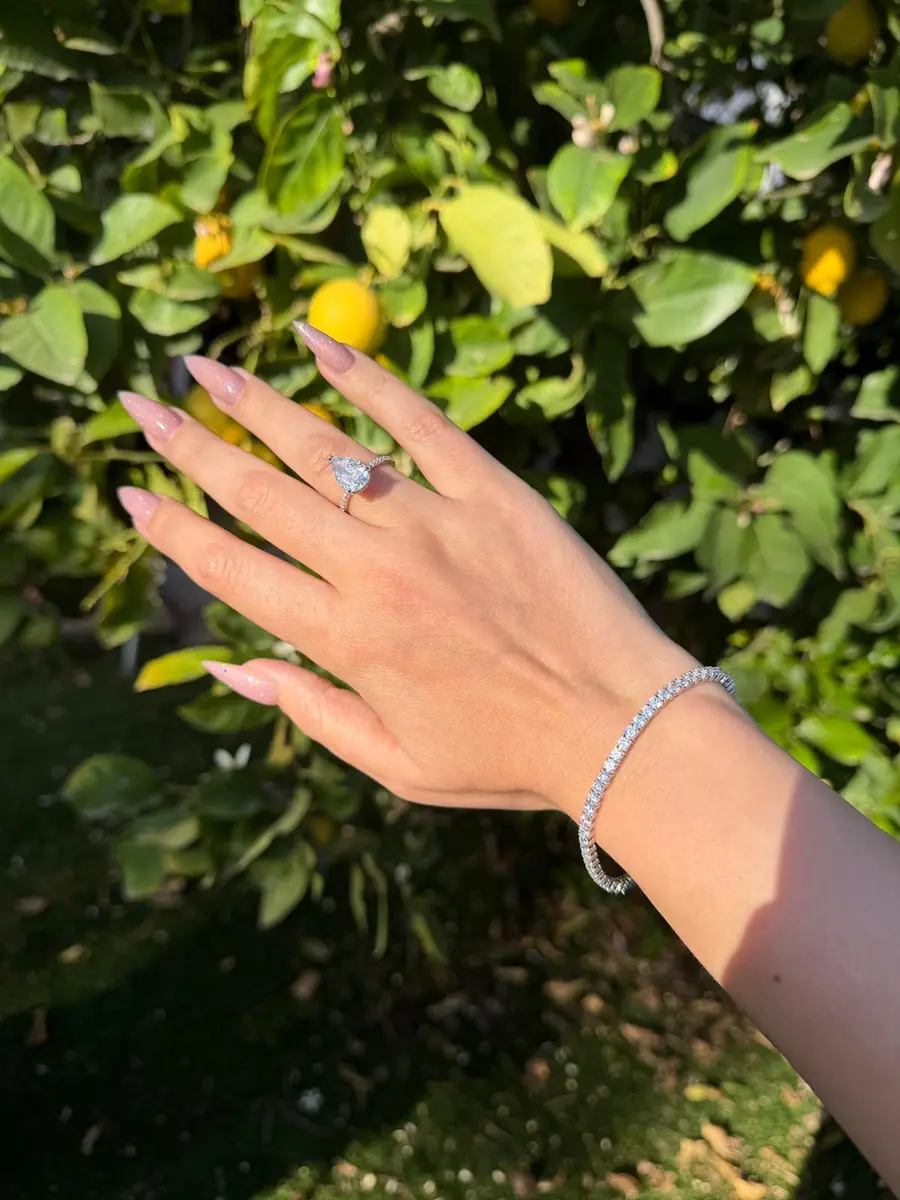 טבעת טיפה מכסף 925 משובצת זירקונים על יד של דוגמנית בטבע 2