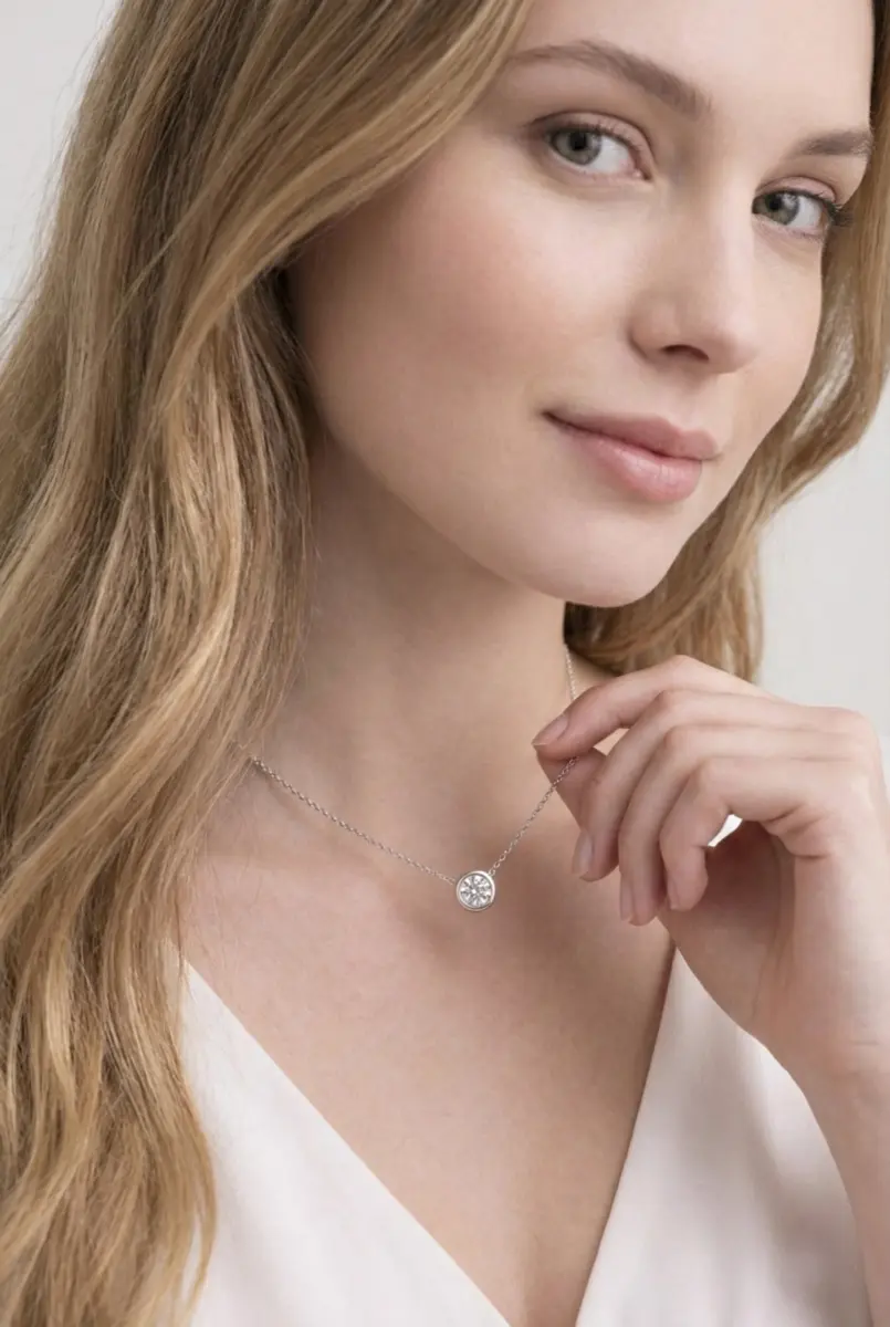 סוליטר מואסנייט מרחף לאישה דוגמנית עונדת שרשרת סוליטר מואסנייט