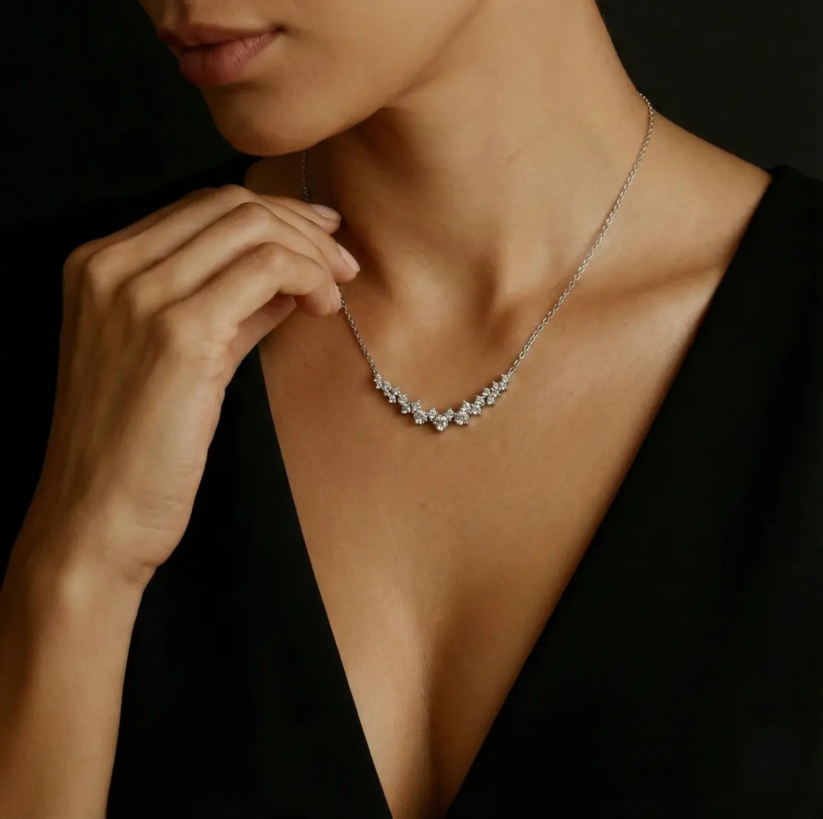 שרשרת מעוגלת עם שיבוץ בגדלים שונים דוגמנית עונדת שרשרת מעוגלת עם זירקונים בגדלים שונים