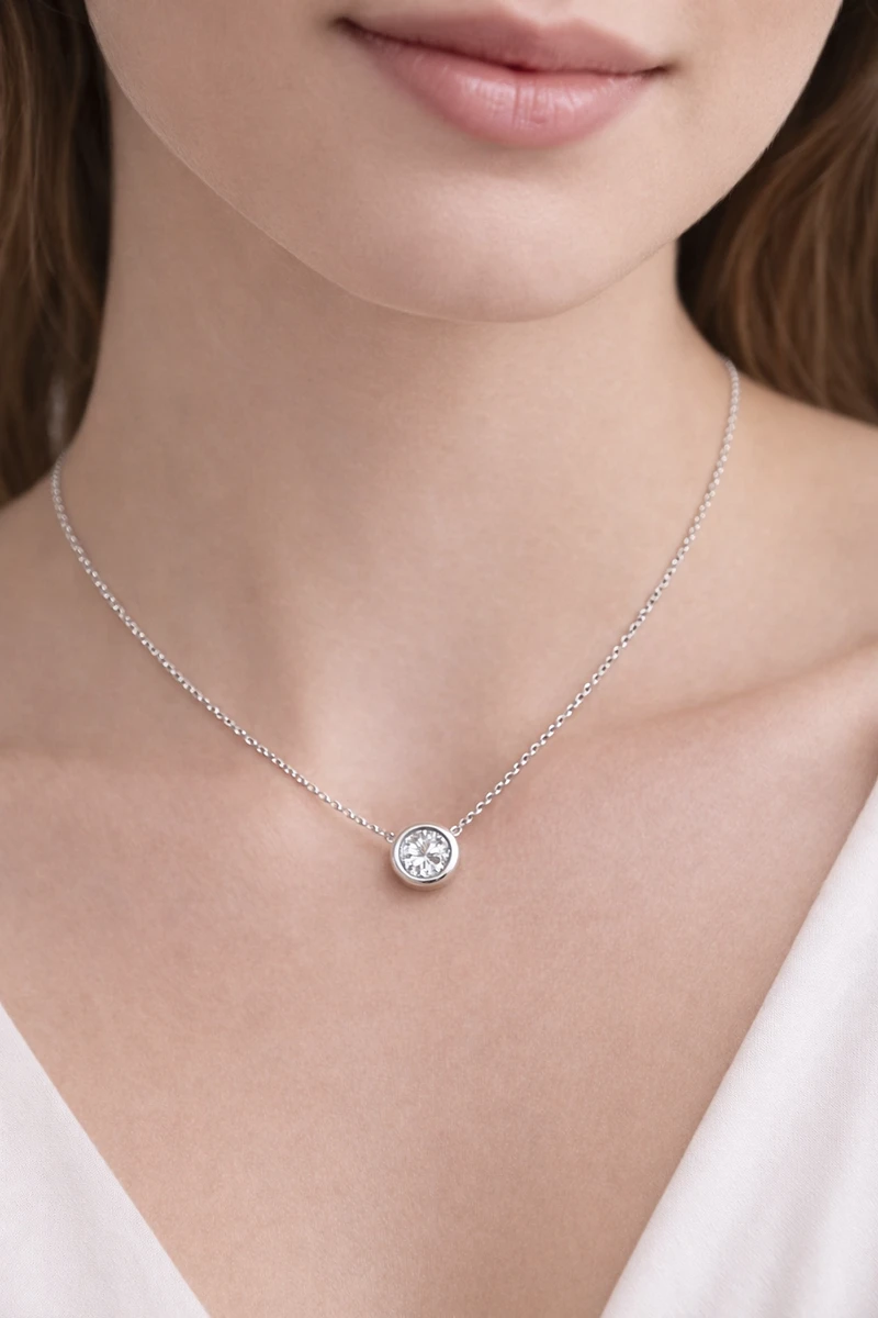 תליון סוליטר מואסנייט מרחף שיבוץ באזל תמונה של דוגמנית עונדת תליון סוליטר מואסנייט מרחף שיבוץ באזל