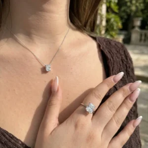 תמונה של דוגמנית עונדת שרשרת קארה אמור וטבעת קארה אמור גדולה